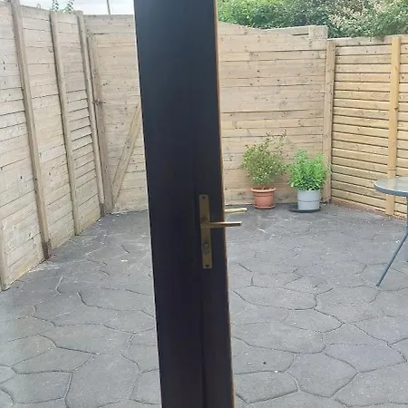 0ne Bed House On Private Road *