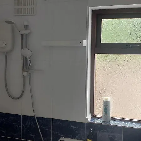 0ne Bed House On Private Road Apartment *