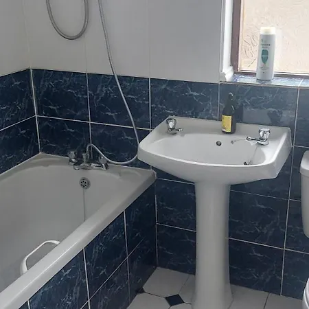 0ne Bed House On Private Road *