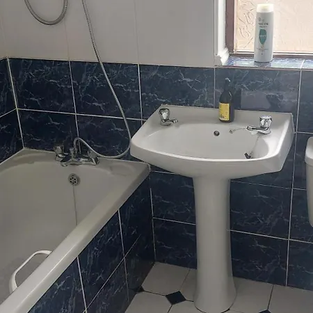 0ne Bed House On Private Road Διαμέρισμα *